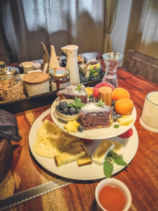 Detailaufnahme von einem gedeckten Tisch mit Gebäck, Obst, Käse und Wurst
